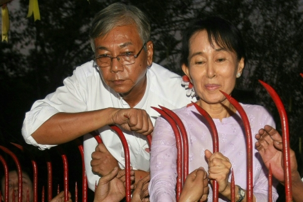 (2010) Htin Kyaw e Aung Suu Kyi, na resid&ecirc;ncia desta &uacute;ltima