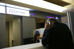 Balc&atilde;o da Egyptair no aeroporto Roissy-Charles De Gaulle