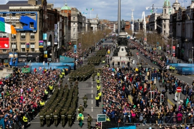 Milhares de irlandeses desfilaram neste domingo em Dublin para comemorar o centen&aacute;rio da sangrenta "Revolta da P&aacute;scoa" de 1916, uma rebeli&atilde;o armada contra o dom&iacute;nio brit&acirc;nico que levou &agrave; independ&ecirc;ncia em 1922.