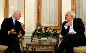 O chanceler iraniano, Mohammad Javad Zarif (dir.), recebe em Teer&atilde; o enviado especial da ONU para a S&iacute;ria, Staffan de Mistura, em 10 de janeiro de 2016