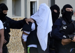 Yassin Salhi (C) durante a deten&ccedil;&atilde;o ap&oacute;s o ataque contra o patr&atilde;o em Isere, leste da Fran&ccedil;a, em junho