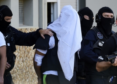 Yassin Salhi (C) durante a deten&ccedil;&atilde;o ap&oacute;s o ataque contra o patr&atilde;o em Isere, leste da Fran&ccedil;a, em junho