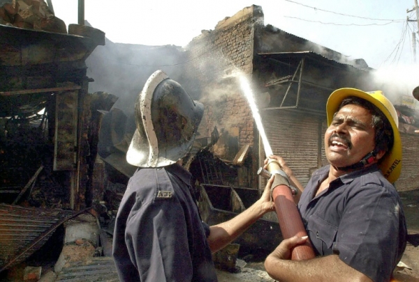 (2002) Bombeiros trabalham no local dos dist&uacute;rbios