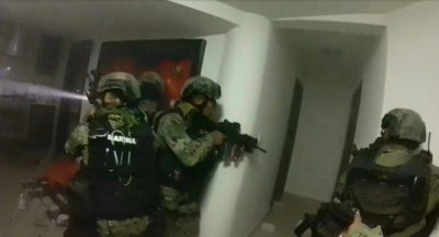 Imagem de v&iacute;deo divulgado pela Marinha mexicana mostra militares na casa em que o narcotraficante Joaquin "El Chapo" estava escondido em Los Mochis