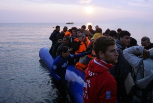 (Mar&ccedil;o) Refugiados e migrantes chegam &agrave; ilha grega de Lesbos