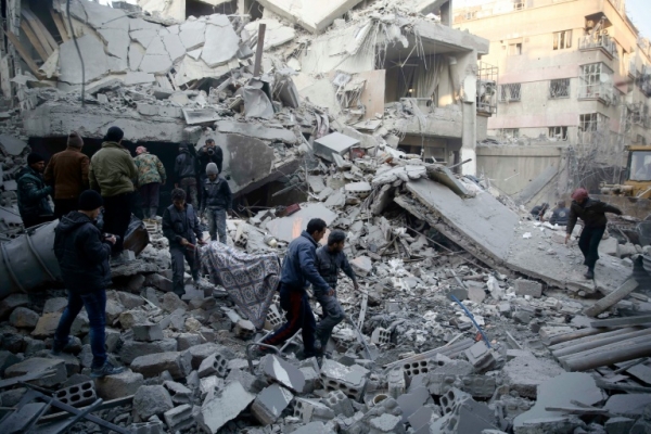 (Arquivo) Pr&eacute;dios destru&iacute;dos ap&oacute;s ataque a&eacute;reo, em Douma, S&iacute;ria, no dia 10 de janeiro de 2016