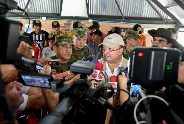 Luis Carlos Villegas (C), ministro da Defesa da Col&ocirc;mbia, fala &agrave; imprensa em 17 de janeiro, em Aguachica, Col&ocirc;mbia