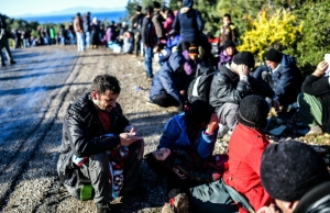 (5 mar) Migrantes aguardam em uma estrada ap&oacute;s serem detidos por soldados turcos na tentativa de chegar &agrave; ilha grega de Lesbos a partir da cidade de Dikili