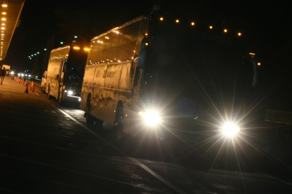 &Ocirc;nibus transportando migrantes cubanos em San Luis Talpa