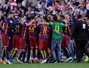 O time do Barcelona comemora vit&oacute;ria do campeonato espanhol, em Granada, no dia 14 de maio de 2016