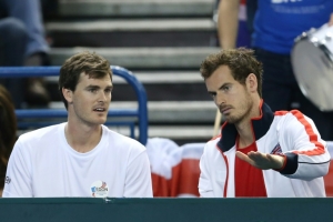 Os irm&atilde;os Murray conversam durante uma partida da Copa Davis, em 4 de mar&ccedil;o, em Birmingham