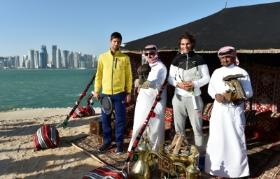 Djokovic (E) junto com Nadal (C) ao lado de falcoeiros catarianos, em 3 de janeiro, em Doha