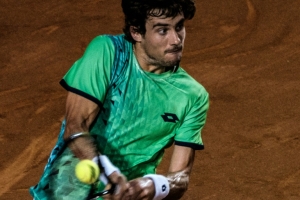 O argentino Guido Pella em a&ccedil;&atilde;o durante semifinal de simples masculina do Rio Open contra o austr&iacute;aco Dominic Thiem