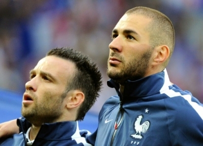 (FILES) -- This file photo taken on June 8, 2014 shows France's midfielder Mathieu Valbuena (L) and France's forward Karim Benzema posing before the friendly football match between France and Jamaica at the Pierre-Mauroy stadium in Villeneuve-d'Ascq, northern France, ahead of the 2014 FIFA World Cup football tournament. Mathieu Valbuena said in an interview published on November 27, 2015 that France international teammate Karim Benzema "indirectly" told him he had to pay a ransom to get back a sex-tape of him with his girlfriend. AFP PHOTO / PHILIPPE HUGUEN