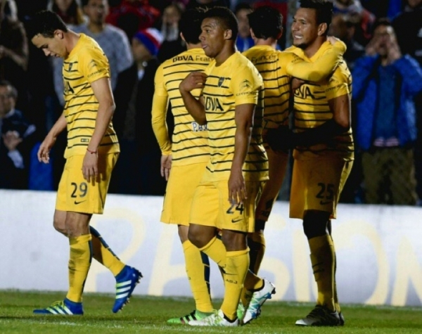 Jogadores do Boca Juniors comemoram gol durante partida contra o Nacional, em Montevid&eacute;u, no dia 12 de maio de 2016