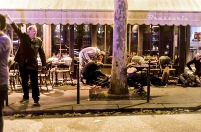 Pessoas se escondem debaixo de mesas no caf&eacute; Bonne Biere depois ataques coordenados, em Paris, no dia 13 de novembro de 2015