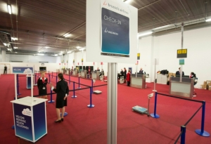 Funcion&aacute;rios do aeroporto de Bruxelas na &aacute;rea provis&oacute;ria de check-in