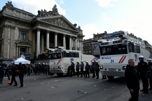 Quatro pessoas foram colocadas sob cust&oacute;dia neste domingo ap&oacute;s treze novas opera&ccedil;&otilde;es antiterroristas em v&aacute;rias cidades da B&eacute;lgica, cinco dias ap&oacute;s os atentados de Bruxelas, anunciou a procuradoria federal.