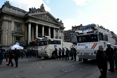 Quatro pessoas foram colocadas sob cust&oacute;dia neste domingo ap&oacute;s treze novas opera&ccedil;&otilde;es antiterroristas em v&aacute;rias cidades da B&eacute;lgica, cinco dias ap&oacute;s os atentados de Bruxelas, anunciou a procuradoria federal.