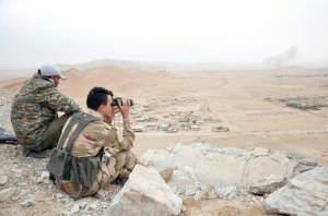 Uma imagem cedida pela ag&ecirc;ncia s&iacute;ria de not&iacute;cias Sana, em 27 de mar&ccedil;o de 2016, mostra soldados s&iacute;rios monitorando uma &aacute;rea da cidade antiga de Palmira
