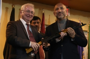 O embaixador russo no Afeganist&atilde;o, Alexander Mantytskiy (E), e o conselheiro de seguran&ccedil;a nacional do Afeganist&atilde;o, Hanif Atmar, seguram um fuzil Kalashnikov (AK-47), em Cabul, no dia 24 de fevereiro de 2016