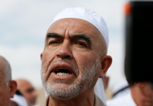 O pregador islamita Raed Salah, cujo movimento, recentemente proibido por Israel, atrai uma multid&atilde;o de &aacute;rabes israelenses, ingressou neste domingo em uma pris&atilde;o do sul de Israel para cumprir com uma pena de nove meses, constatou um fot&oacute;grafo da AFP