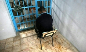 Palestino suspeito de colaborar com Israel, detido na Cidade de Gaza, em 23 de dezembro de 2010