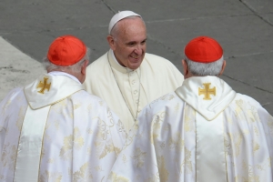O papa Francisco conversa com dois cardeais ao fim de uma missa no dia 3 de junho no Vaticano