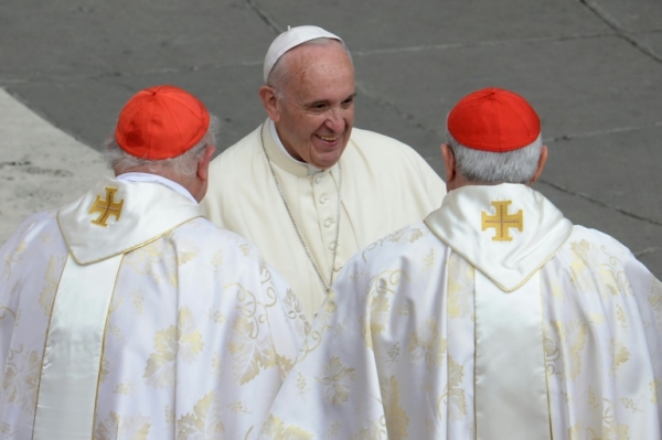 O papa Francisco conversa com dois cardeais ao fim de uma missa no dia 3 de junho no Vaticano