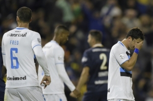 Giuliano (D), do Gr&ecirc;mio, durante partida contra o Rosario, em Ros&aacute;rio, no dia 5 de maio de 2016
