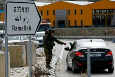 Um soldado israelense confere os documentos de um palestino, em Ramallah, no dia 1&ordm; de fevereiro de 2016