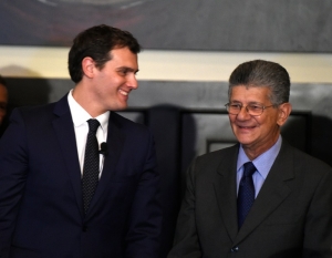 O l&iacute;der do partido liberal espanhol Ciudadanos, Albert Rivera (E), e o presidente do Parlamento venezuelano, Henry Ramos Allup, em Caracas, no dia 24 de maio de 2016