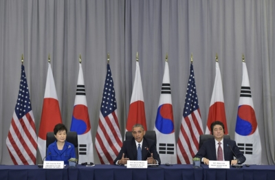 A presidente da Coreia do Sul, Park Geun-Hye, o presidente americano, Barack Obama, e o primeiro-ministro do Jap&atilde;o, Shinzo Abe, re&uacute;nem-se em Washington, no dia 31 de mar&ccedil;o de 2016