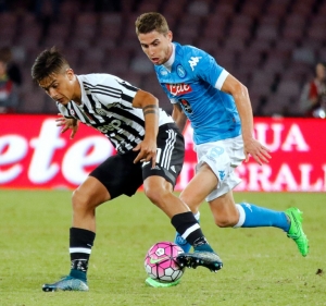 (Arquivo) O argentino Paulo Dybala do Juventus (E) e o brasileiro Jorginho do Napoli disputam a bola durante partida em N&aacute;poles, na It&aacute;lia, em 26 de setembro de 2015