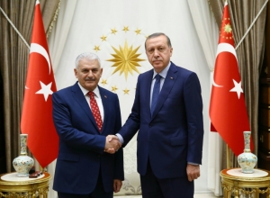 (22 mai) Erdogan e Yildirim cumprimentam-se em Ancara