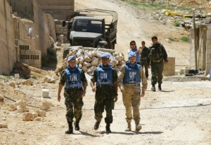 (Arquivo) Membros das Na&ccedil;&otilde;es Unidas visitam a cidade de Madaya, S&iacute;ria, em 6 de maio de 2012