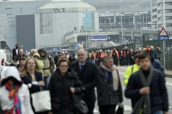 Passageiros s&atilde;o retirados do aeroporto de Bruxelas