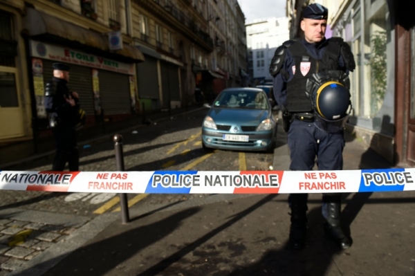 Policial se posiciona atr&aacute;s de cord&atilde;o de isolamento ap&oacute;s tiroteio em 7 de janeiro, em Paris