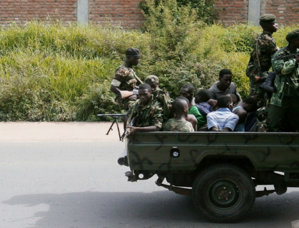 (11 dez) Ve&iacute;culo militar circula pela cidade de Bujumbura