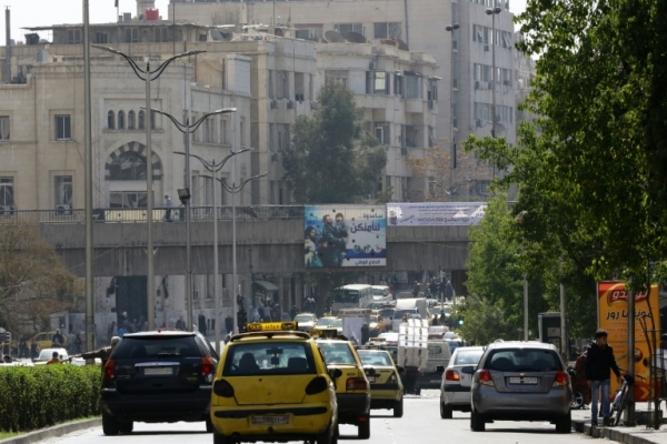 Ve&iacute;culos circulam por Damasco, apesar da aparente quebra do cessar-fogo