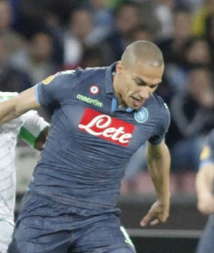 Napoli's Swiss midfielder Gokhan Inler (R) fights for the ball with Wolfsburg's Brazilian defender Brazil Naldo during the UEFA Europa League quarter final second leg football match SSC Napoli vs VFL Wolfsburg on April 23, 2015 at the San Paolo Stadium in Naples. AFP PHOTO/CARLO HERMANN