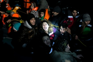 Migrantes em bote infl&aacute;vel s&atilde;o resgatados enquanto tentam chegar &agrave; costa grega, em 16 de janeiro de 2016