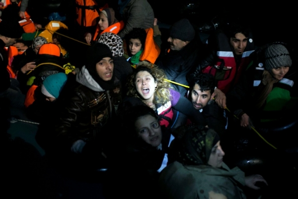 Migrantes em bote infl&aacute;vel s&atilde;o resgatados enquanto tentam chegar &agrave; costa grega, em 16 de janeiro de 2016