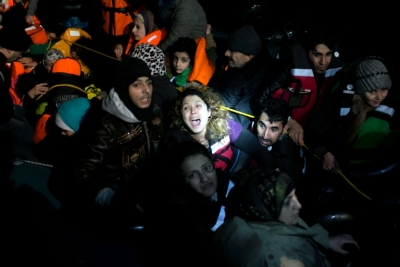 Migrantes em bote infl&aacute;vel s&atilde;o resgatados enquanto tentam chegar &agrave; costa grega, em 16 de janeiro de 2016