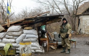 Um soldado ucraniano &eacute; visto em Zaytsevo, na regi&atilde;o de Donetsk, no dia 12 de dezembro de 2015