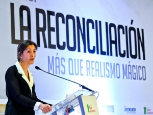 Ingrid discursa no f&oacute;rum pela reconcilia&ccedil;&atilde;o, em Bogot&aacute;