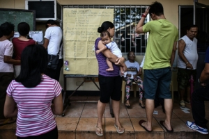 Mulher aguarda momento de votar em Manila
