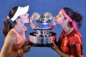 A su&iacute;&ccedil;a Martina Hingis e a indiana Sania Mirza conquistaram o t&iacute;tulo de duplas femininas do Aberto da Austr&aacute;lia ao derrotarem na final as tchecas Andrea Hlavackova e Lucie Hradecka por 2-0 (7-6 (7/1) e 6-3), nesta sexta-feira, em Melbourne