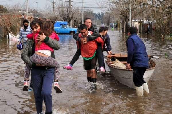 Evacua&ccedil;&atilde;o de zona inundada na prov&iacute;ncia de Buenos Aires em 11 de agosto de 2015