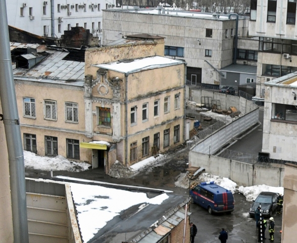 Pelo menos doze pessoas, incluindo tr&ecirc;s crian&ccedil;as, morreram em um inc&ecirc;ndio em uma f&aacute;brica em Moscou, cujo teto desabou, anunciaram as autoridades russas neste domingo.